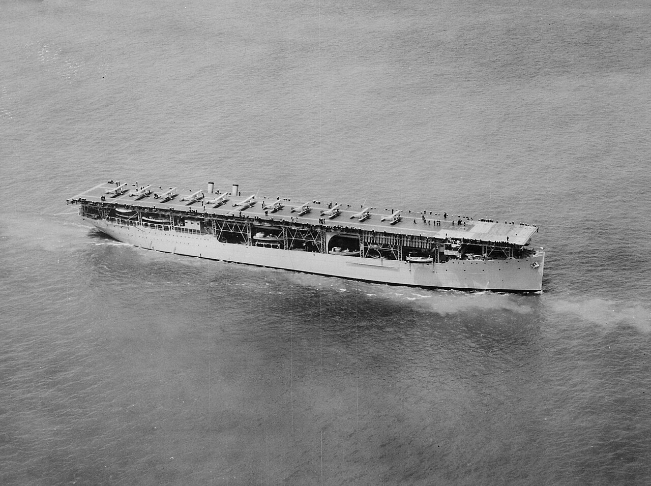 USS Langley (CV-1) underway in June 1927 (520809).jpg